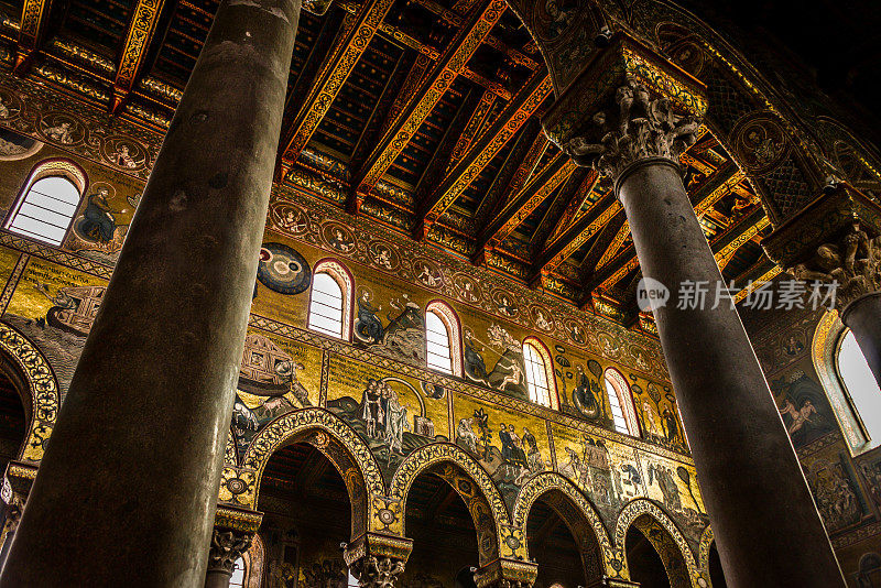 西西里岛巴勒莫的Chiostro Benedettino和Cattedrale di Monreale内部的柱子